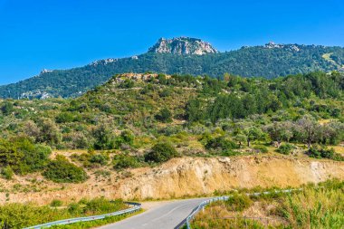 Kuzey Kıbrıs 'taki Kantara Kalesi' nin kıyı yolu manzarası
