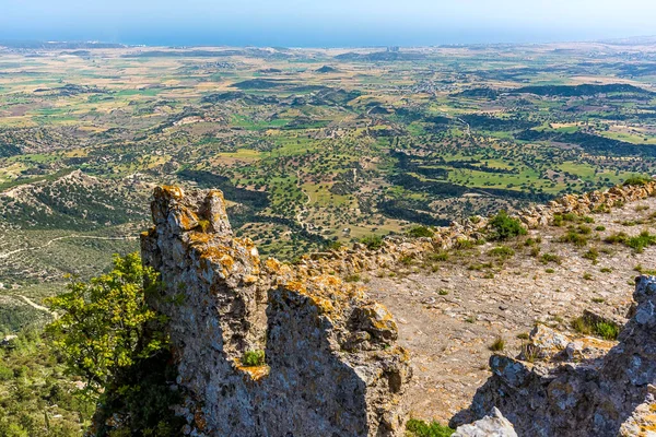 Kantara Kalesi 'nin Mesaoria Ovası' ndaki manzarası ve Kuzey Kıbrıs 'taki Kyrena dağlarının kenarı.