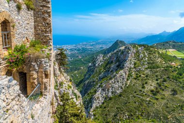 Kuzey Kıbrıs 'taki Saint Hilarion Kalesi' nden Kyrenia dağları ve kasabasının manzarası