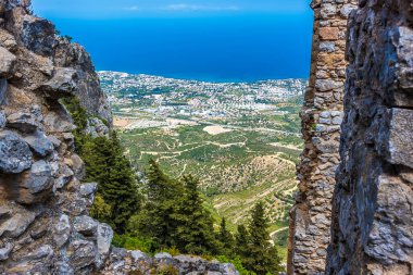 Kuzey Kıbrıs 'taki Saint Hilarion Kalesi' nin duvarlarından Kyrenia 'nın manzarası