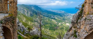Kyrena dağları Kuzey Kıbrıs 'taki Saint Hilarion Kalesi' nin kalıntıları arasından görülüyor.