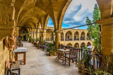 Kuzey Kıbrıs 'ın Lefkoşe kentindeki Byk Hanin pazarı, daha eski bir kervansarinin bulunduğu bir yer.