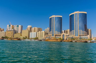 Baharda BAE 'deki Dubai Deresi boyunca modern otellerin manzarası