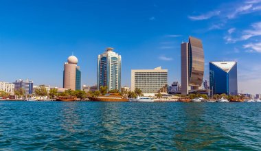 Modern gökdelenler ilkbaharda BAE 'deki Dubai Deresi' ni kaplar.