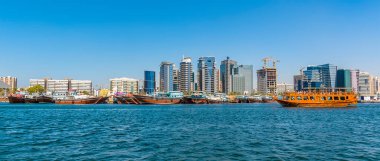 : Baharda Dubai Deresi 'nde, BAE' deki modern gökdelenlerin yanından yelken açıyor.