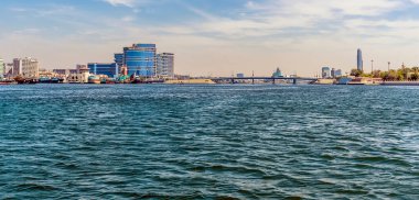 Bahar mevsiminde, BAE 'deki Dubai Deresi' nin yüksek manzarası.