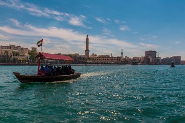 Baharda BAE 'deki Dubai Deresi' nde bir su taksisi manzarası.