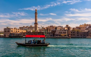 Bir Abra, baharda BAE 'deki Dubai Deresi' nde su taksisi.