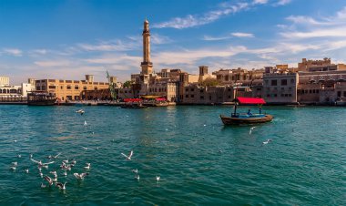 Bir Abra, baharda BAE 'deki Dubai Deresi' nden geçen bir su taksisi.