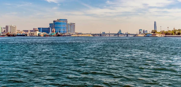 Bahar mevsiminde, BAE 'deki Dubai Deresi' nin yüksek manzarası.