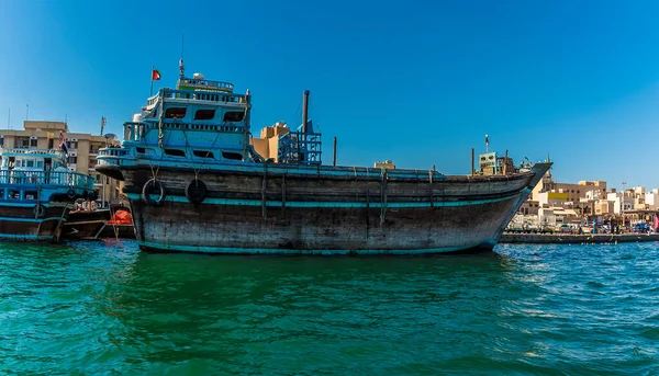 Bahar zamanı, BAE 'deki Dubai Deresi' ne demirlemiş bir dhow kargo gemisi.
