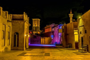 Neon ışıkları, baharda Dubai, BAE 'deki Al Fahidi bölgesini aydınlatıyor.