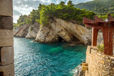 Karadağ 'ın Petrovac kentindeki eski Venedik kalesinden (Kastel Lastva) kayalıklar ve deniz mağaraları görülüyor