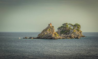 Cetinje Karadağ kasabası yakınlarındaki Jezerskh Dağı 'ndan Lovcen dağları, Tirovnik Dağı ve uzaktaki Kotor Körfezi' nin en yüksek zirvesine doğru panoramik manzara