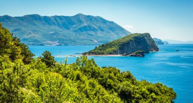 Budva Körfezi 'ndeki Aziz Niklas Adası kuzey burundan görüldü.