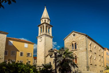 Çan kulesi (Sahat Kula) ve Karadağ 'ın Budva kentindeki Aziz Yahya Kilisesi (Sveti İvan) yüzyıllarla ayrılmış.
