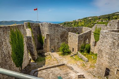 Karadağ 'ın Stari Bar kentindeki eski kalenin en yüksek surlarından bir manzara