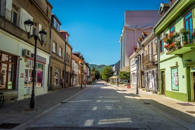 Resimli ve renkli Cetinje Karadağ 'ın ana caddesi