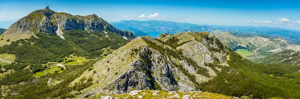 ツェルシュク山からのパノラマビューセチニェ モンテネグロの町の近くにあり ロヴェン山脈 ティブロヴニク山 コトル湾の最高峰までの距離 — ストック写真