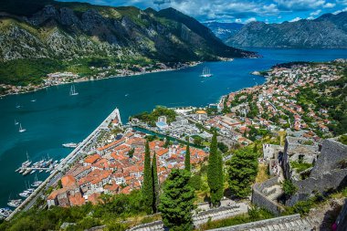 Kotor 'un eski kasabası (Stari Grad) ve Karadağ' ın Kotor Körfezi 'nden eski kaleye tırmanma manzarası