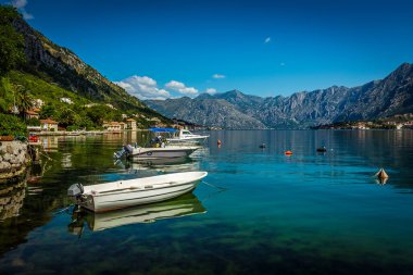 Karadağ 'ın Kotor Körfezi' nde demirlemiş teknelerin sakin bir sabah sahnesi