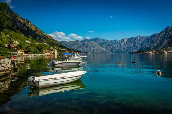 Idílica Escena Matutina Barcos Amarrados Bahía Kotor Montenegro Verano — Foto de Stock