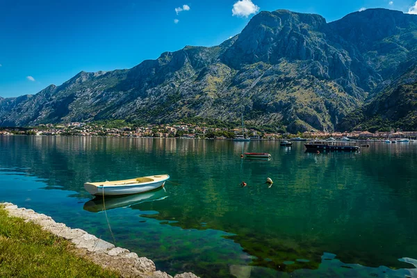 Idílica Escena Matutina Barcos Amarrados Bahía Kotor Montenegro Verano — Foto de Stock