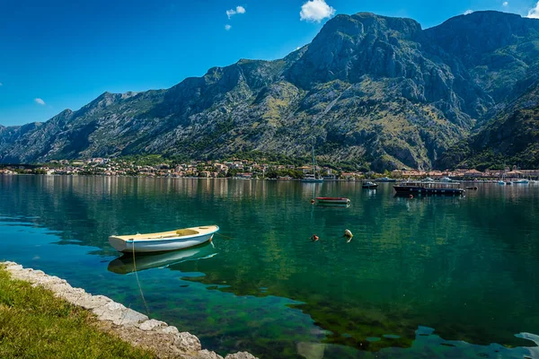 Karadağ 'ın Kotor Körfezi' nde demirlemiş teknelerin sakin bir sabah sahnesi