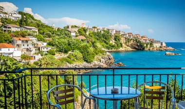Karadağ 'ın eski Ulcinj kasabasına bakan balkonda dinlenen