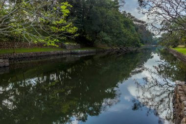 Sigirya, Sri Lanka kayalık kalesinin etrafındaki hendekte yansımalar var.