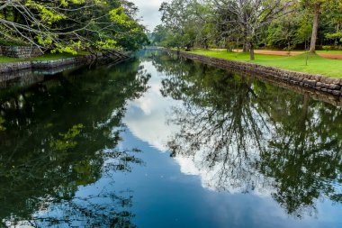 Sigirya, Sri Lanka kayalık kalesinin çevresindeki hendek boyunca bir manzara.