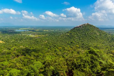 Sigiriya, Sri Lanka 'daki kaya kalesinden komşu Pidurangala kaya oluşumuna doğru bir görüntü.