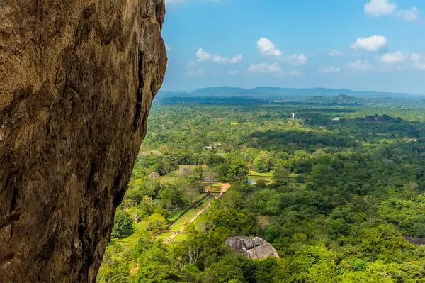 Aşağıdaki bahçelerin üzerindeki Sigirya, Sri Lanka kaya kalesinin tepesine çıkan adımlardan bir manzara.