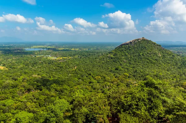 Sigiriya, Sri Lanka 'daki kaya kalesinden komşu Pidurangala kaya oluşumuna doğru bir görüntü.