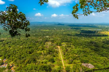 Sigiriya, Sri Lanka 'daki kayaların tepesinden aşağıdaki bahçelerin manzarası.