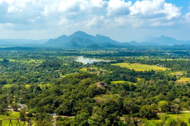 Sigirya, Sri Lanka 'nın kayalık kalesinin güney manzarası.