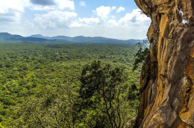 Sigirya, Sri Lanka kayalık kalesinin doğusundaki manzara