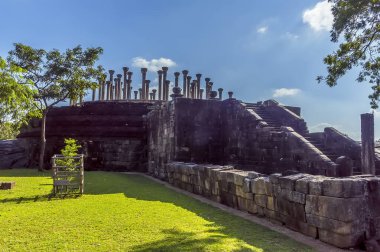 Sri Lanka 'daki Medirigirya Vatadage' daki antik harabelerin en büyüğünün yan görüntüsü.