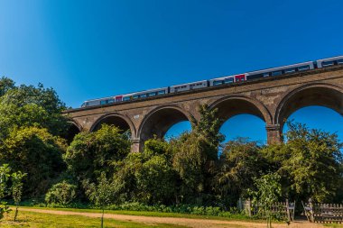 Bir tren yazın İngiltere 'nin Colchester yakınlarındaki Chappel Viyadük' ünden geçiyor.