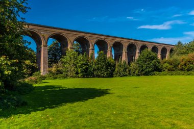 Yazın İngiltere, Colchester yakınlarındaki Chappel Viyaduct 'un orta bölümü boyunca bir manzara