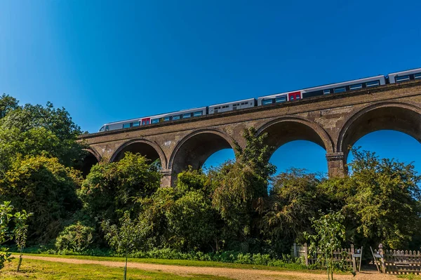 Een Trein Doorkruist Zomer Een Deel Van Het Chappel Viaduct — Stockfoto