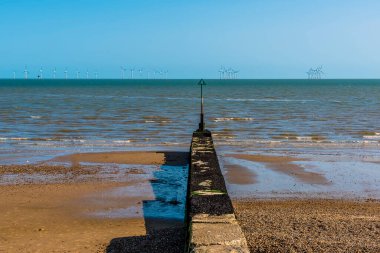 Yazın İngiltere 'nin deniz kıyısındaki Clacton' da deniz savunması boyunca bir manzara.