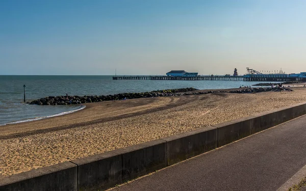 Yaz mevsiminde İngiltere 'nin deniz kıyısındaki Clacton sahilindeki gezinti güvertesinden bir akşam manzarası.