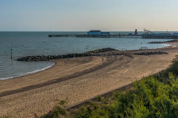 Yaz mevsiminde İngiltere 'nin deniz kıyısındaki Clacton' daki uçurumun tepesinden akşam manzarası.