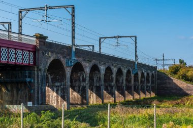 İngiltere 'nin Wellingborough kenti yakınlarındaki Nene nehrinin üzerindeki 14 kemer kemerinin manzarası.