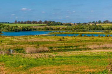 Yaz mevsiminde Wellingborough İngiltere yakınlarındaki Summer Leys doğa koruma alanı boyunca bir manzara