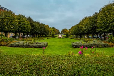 Welwyn Garden City, İngiltere 'de yaz mevsiminde merkezi yeşil kuşak manzarası