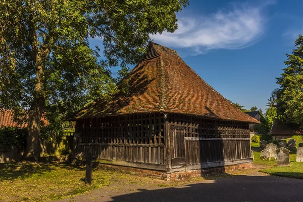 Yazın Suffolk Doğu Bergholt Taki Kilisenin Bahçesinde Bir Çan Evi — Stok fotoğraf