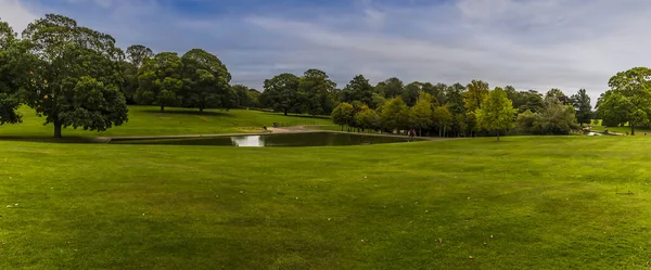 Abington Park, Northampton, İngiltere 'de yazın panorama manzarası