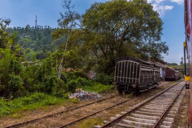 Asya, Sri Lanka 'daki Ihalakotte tren istasyonunda kullanılmayan demiryolu stoku.
